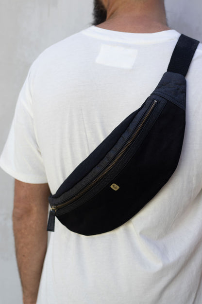 Vegan shoulder bag mens in all black with piñatex black trims